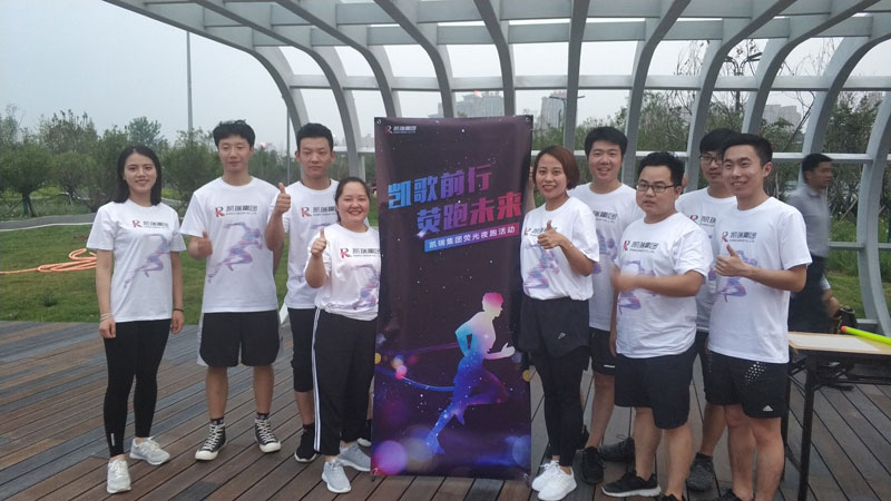 记z6.com集团2019年夏季荧光夜跑活动